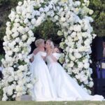 rebel wilson si sotia ramona agruma aparitie neasteptata in rochiile de nunta la australian open 2025 au facut furori in tribune 6784ef1ab5651