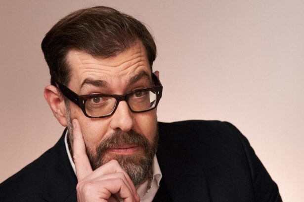 richard osman autorul seriei bestseller internationale clubul crimelor de joi lanseaza o noua serie plina de aventuri umor si suspans 678cc09b50343