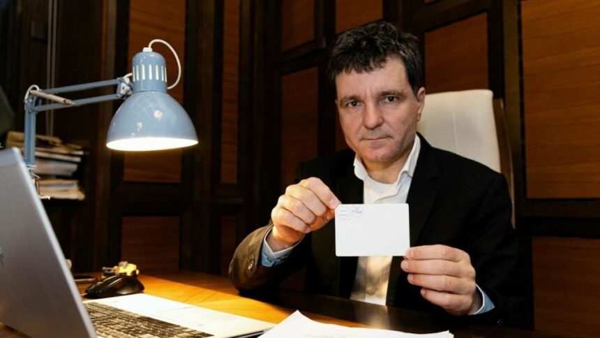 sondaj al lui nicusor dan calin georgescu este romanul cu cea mai mare incredere din clasa politica 40 ceilalti candidati sunt crin antonescu si eu care am obtine intre 15 si 25 677bb4652f0b7