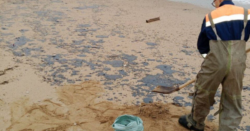 Stare de urgență la Sevastopol. Păcura scursă de la două petroliere rusești în Marea Neagră a contaminat plajele din Crimeea. 1 stare de urgenta la sevastopol pacura scursa de la doua petroliere rusesti in marea neagra a ajuns pe plajele din crimeea 6779796536577