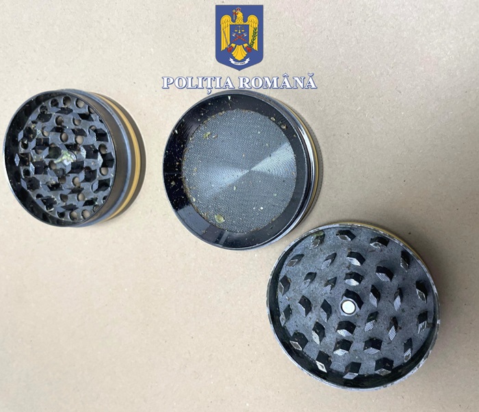surpriza in cadrul unui control la o sala de jocuri din constanta grinder suspect si foite gasite asupra unui client 678cef8c4489f