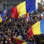 sustinatorii lui georgescu s au imbrancit cu jandarmii si au aruncat cu sticle in piata victoriei 6793c24e52b4b