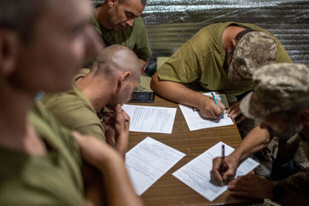 sute de perchezitii in ucraina care vizeaza retelele prin care barbatii ucraineni fug din tara pentru a scapa de armata 678a63bac4aca