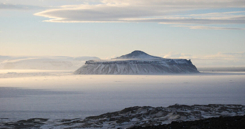 topirea ghetii din antarctica ar putea provoca eruptia a peste 100 de vulcani ascunsi sub calota glaciara 67849f18f1742