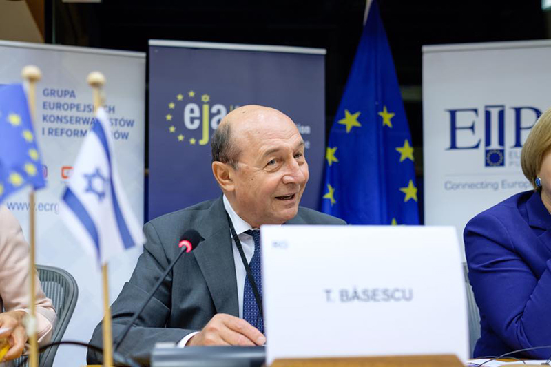 traian basescu ironizeaza viitorii candidati la prezidentiale alaturi de crin si victor viorel va veni si marcel pe trotineta sau cu o oala cu sarmale pe cap 678d12c468b23