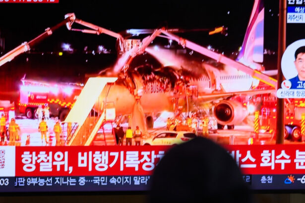 un avion cu 176 de pasageri la bord a luat foc pe un aeroport din coreea de sud 6799c8a9785b9