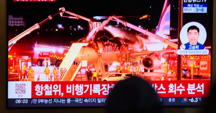 un avion cu 176 de pasageri la bord a luat foc pe un aeroport din coreea de sud 6799c8a9785b9