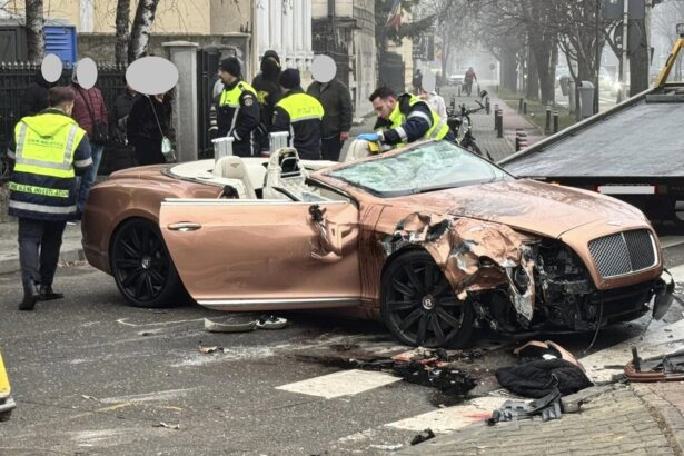 un bentley de 300 000 de euro implicat intr un accident 679cc8a8ce549