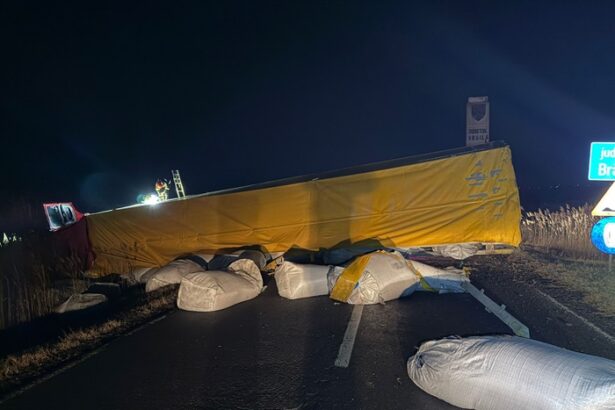 un tir incarcat cu zeci de tone de sare de potasiu s a rasturnat la limita a doua judete circulatia este blocata 677edf8b11100