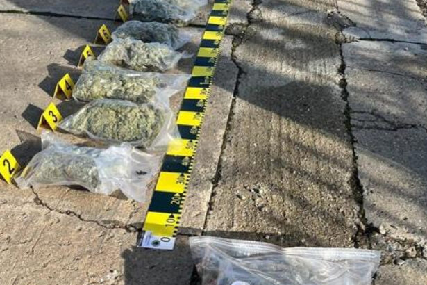 un traficant din arad a fost prins cand prelua un colet cu 7 kilograme de canabis avea la el un pistol de calibru 9 mm si gloante 679cd2c9a0fda