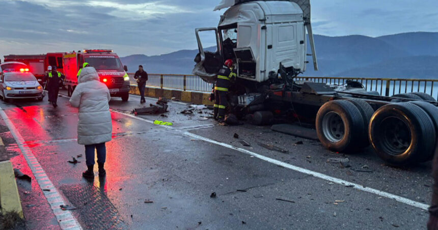 video accident grav intre doua tir uri pe dn6 un sofer a murit dupa impactul violent traficul este blocat pe defileul dunarii 679b36785d514