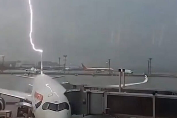 video avion lovit de trasnete in timpul imbarcarii pasagerilor ce s a intamplat 67966f0b6ed21