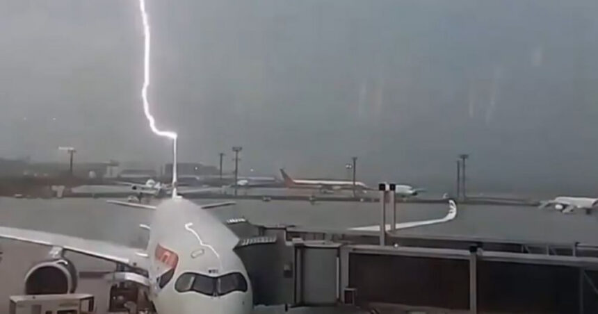 video avion lovit de trasnete in timpul imbarcarii pasagerilor ce s a intamplat 67966f0b6ed21