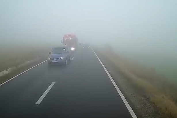 video depasire riscanta care a condus la accidentul produs la iesire din localitatea baia surprinsa de camera de bord 6798f0435c5a1