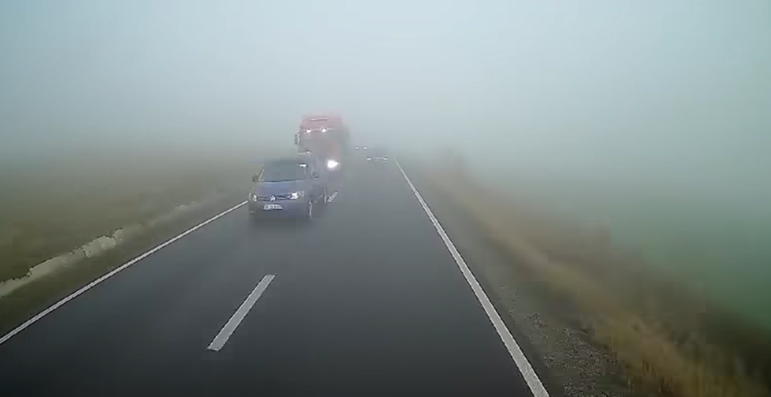 video depasire riscanta care a condus la accidentul produs la iesire din localitatea baia surprinsa de camera de bord 6798f0435c5a1