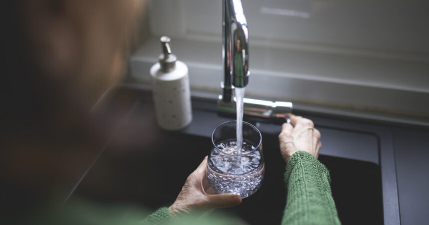 video e foarte scump orasul in care apa a ajuns sa coste 1563 de lei pe metru cub compania de apa si primaria dau vina una pe alta 679099427e666