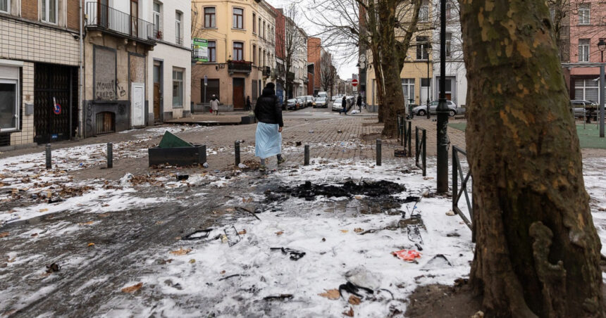 video haos la bruxelles in noaptea de revelion politia s a confruntat cu violente pe strazile capitalei belgiene si masini incendiate 677564be4fc93