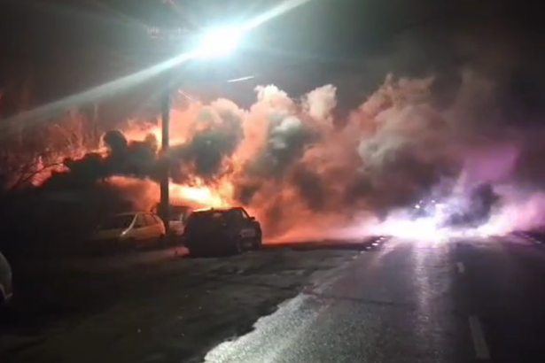video incendiu puternic ard paleti din lemn patru containere si doua autoturisme a fost transmis mesaj ro alert 6793fb42bb234