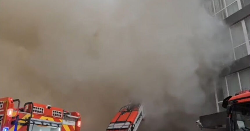 Incendiu puternic la o clădire din Slatina: arde o suprafață de 10 mii de metri pătrați. A fost emis RO-Alert. 1 video incendiu puternic la o cladire din slatina arde o suprafata de 10 mii de metri patrati a fost emis ro alert 678f594b5504a