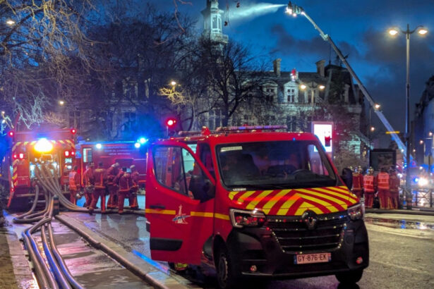 video incendiu violent la paris la sediul primariei arondismentului al xii lea un edificiu vechi de aproape 150 de ani 6797d92b84def