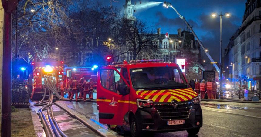 video incendiu violent la paris la sediul primariei arondismentului al xii lea un edificiu vechi de aproape 150 de ani 6797d92b84def