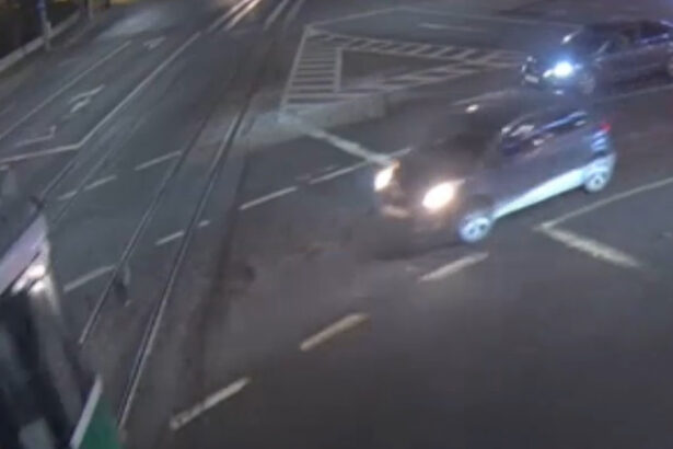 video momentul impactului dintre un tramvai si o masina in iasi dupa ciocnirea violenta soferul a fugit de la fata locului 677f8e787e814
