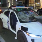 video o multime a vandalizat o masina autonoma waymo in timp statea la culoarea rosie a semaforului 679755a2c2e80