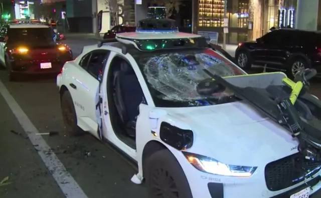 video o multime a vandalizat o masina autonoma waymo in timp statea la culoarea rosie a semaforului 679755a2c2e80