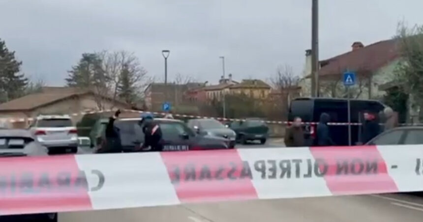 video o romanca a fost injunghiata de sotul ei in parcarea unui supermarket din italia martorii socati de incident barbatul nu se oprea 677d0b1ace0df