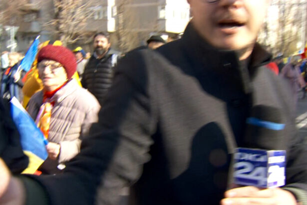 video sustinatorii lui georgescu agresivi cu echipa digi24 la evenimentul din parcul tineretului au tras de camera si au inceput sa injure 6793977c949ec