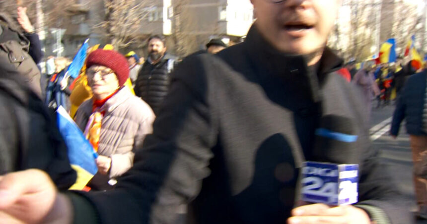 video sustinatorii lui georgescu agresivi cu echipa digi24 la evenimentul din parcul tineretului au tras de camera si au inceput sa injure 6793977c949ec