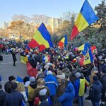 videogalrie foto protest in fata prefecturii constanta aproximativ 250 de oameni s au adunat sa scandeze uniti cu toti sa scapam de hoti 678bb562060db
