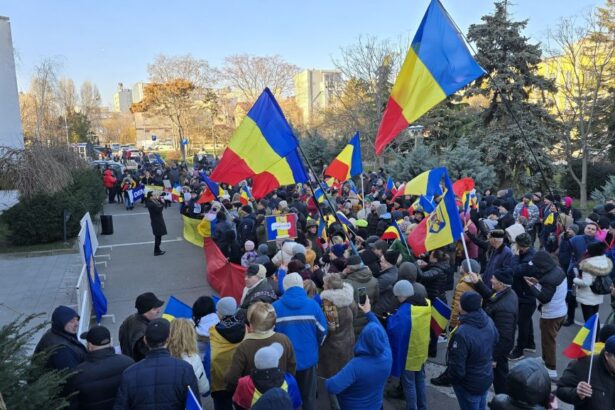 videogalrie foto protest in fata prefecturii constanta aproximativ 250 de oameni s au adunat sa scandeze uniti cu toti sa scapam de hoti 678bb562060db