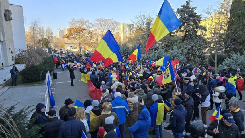 videogalrie foto protest in fata prefecturii constanta aproximativ 250 de oameni s au adunat sa scandeze uniti cu toti sa scapam de hoti 678bb562060db