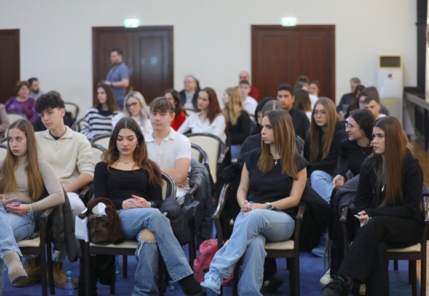 zeci de elevi constanteni participanti la un program european privind dezvoltarea abilitatilor tinerilor viceprimarul rasauteanu sustinem astfel de initiative educational 679219f42200b