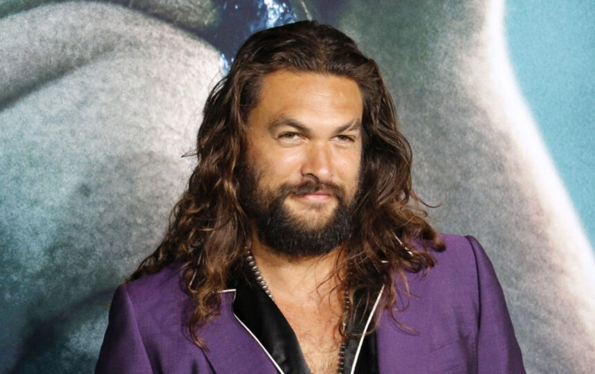 actorul jason momoa a ramas blocat intr o toaleta a unui bar din zurich prea mica pentru gigantul din aquaman 67becdc8ea8ee