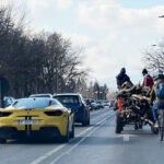 ai calutu ai banutu imagine virala cu un ferrari care circula langa o caruta cu lemne 67a45de0aae57