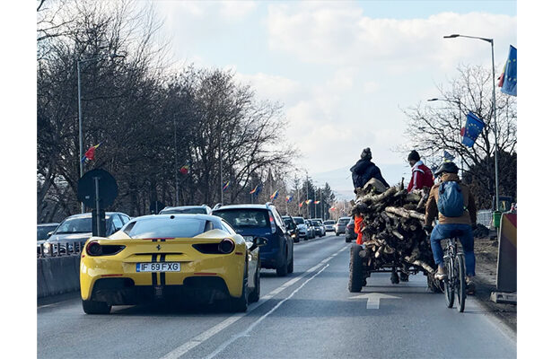 ai calutu ai banutu imagine virala cu un ferrari care circula langa o caruta cu lemne 67a45de0aae57