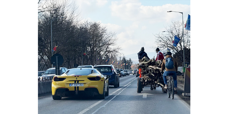 ai calutu ai banutu imagine virala cu un ferrari care circula langa o caruta cu lemne 67a45de0aae57