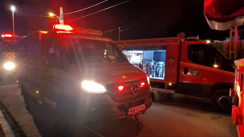 alerta o minora a cazut de la etajul 4 al apartamentului in care locuieste 67b4e987b8d11