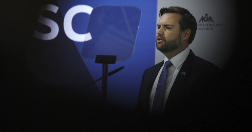 analiza vance foloseste jumatati de adevaruri pentru a tine prelegeri unui public european constient de amenintarea unui regim autoritar cnn 67b04ee1ca216