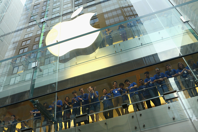 apple anunta investitii de 500 miliarde dolari in sua si va deschide o fabrica de servere in