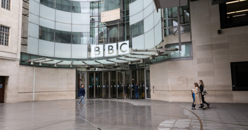 BBC își cere scuze pentru ”greșeli grave” într-un documentar despre Fâșia Gaza, generând proteste împotriva instituției media. 1 bbc cere scuze pentru greseli grave intr un documentar cu privire la fasia gaza proteste la adresa institutiei media 67c160bb3b906