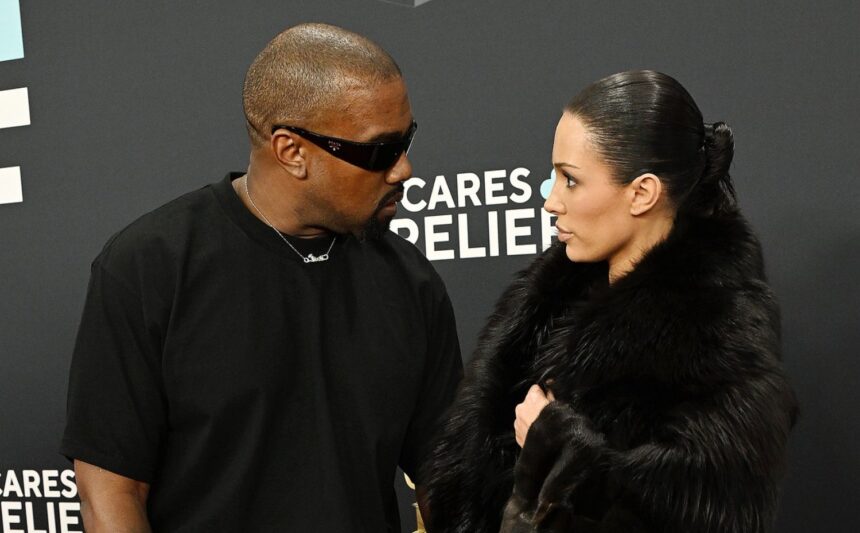 ce se intampla cu bianca censori dupa ce s a zis ca va avea probleme legale din cauza aparitiei la grammy 2025 ce i a spus kanye west inainte sa se dezbrace 67a1f70868916