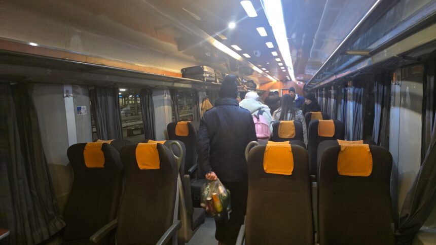 cersetorii cauta in gunoaiele unui tren intercity sosit de la constanta stationat in gara de nord bucuresti 67bcc5005b87f