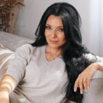 corina caragea si a schimbat tunsoarea unii dintre fani n au fost incantati de noul ei look iti ia din farmec iti acopera fata 67bedc30358b4