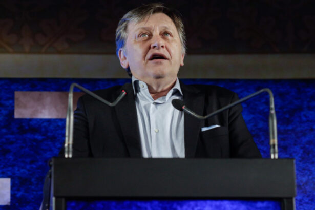 crin antonescu pretentia lui calin georgescu ca tot poporul este acela care l a votat sau care il asculta este una fascista 67bd984530629