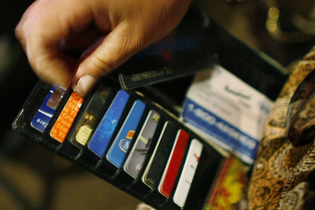 datoria cumulata de pe cardurile de credit ale americanilor a depasit 12 trilioane de dolari 67af713d824e9