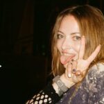 delia a implinit 43 de ani si si a aniversat ziua de nastere alaturi de sute de oameni a cantat cu paharul pe cap si a primit un tort sacosa 67a72ee80e2c1