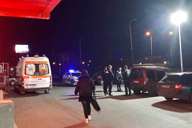 doua femei s au paruit si s au taiat in plina strada in constanta in vazul tuturor una a ajuns la spital iar cealalta urmeaza sa dea explicatii in fata judecatorilor 67b261666d73f